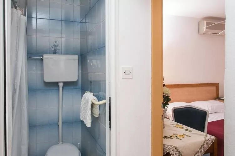 Guest House Kusalo - Standard Double Room with Patio (Soba 6)-Bathroom