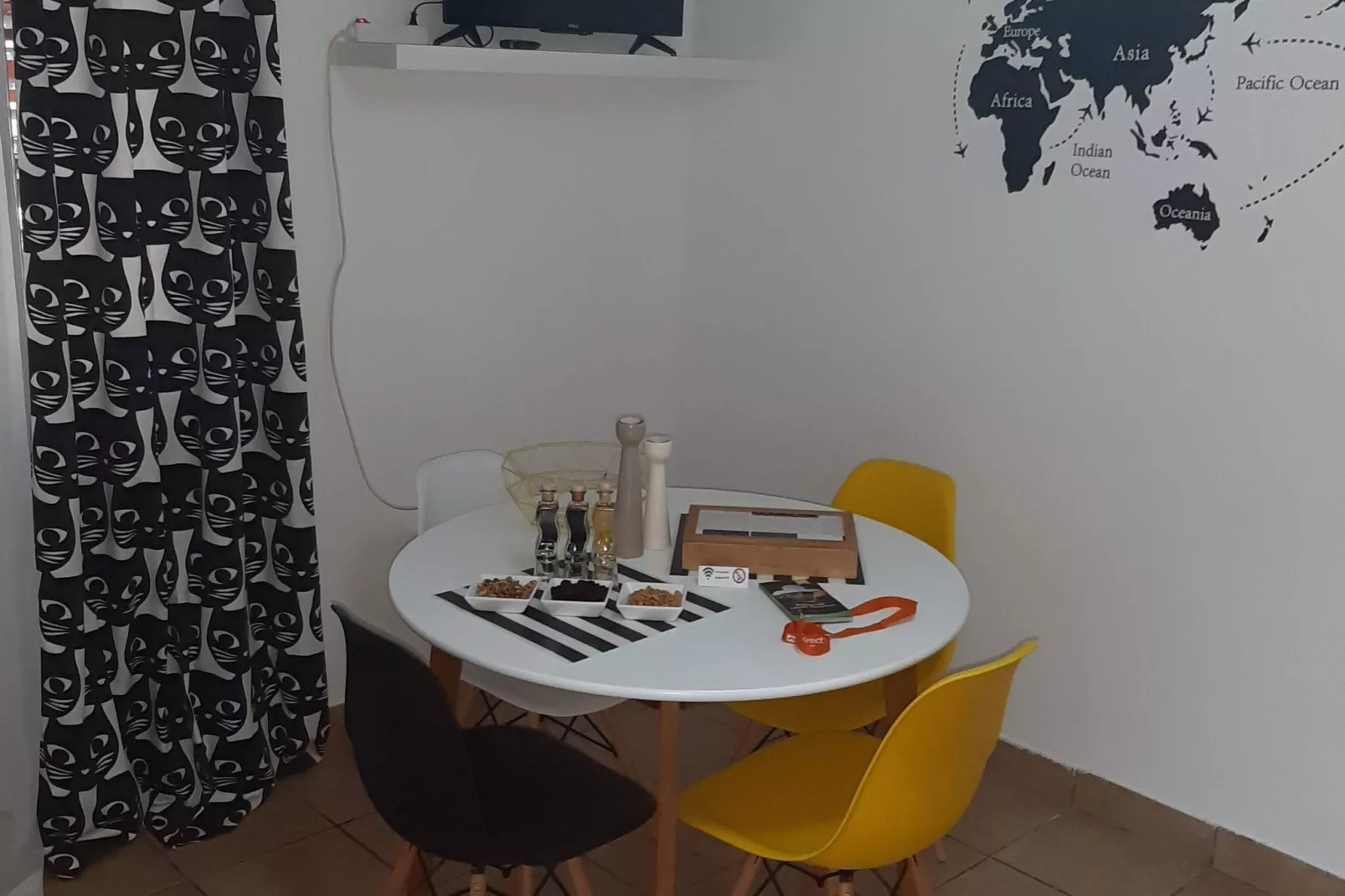 Holiday Home Magazin- One Bedroom Apartment with Terrace and Sea View-Salle à manger