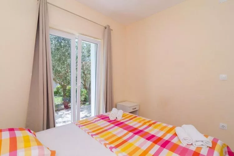 Apartments & Rooms Tapera- Comfort One-Bedroom Apartment with Terrace and Garden View ( NARANČASTI 1 )-Bedroom