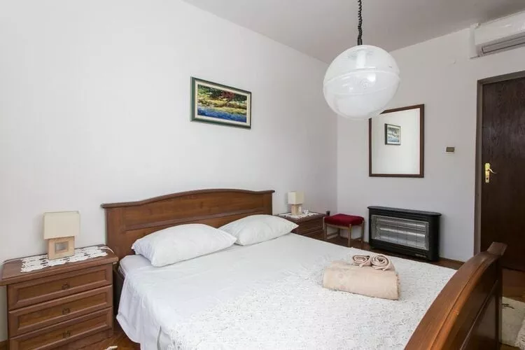 Apartments Maria Koločep- Three Bedroom Apartment with Backyard Terrace and Sea View-Chambre