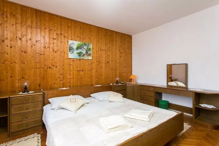 Apartments Maria Koločep- Three Bedroom Apartment with Backyard Terrace and Sea View-Chambre