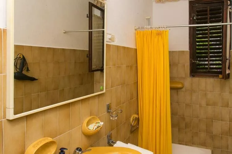 Apartments Maria Koločep- Three Bedroom Apartment with Backyard Terrace and Sea View-Salle de bain