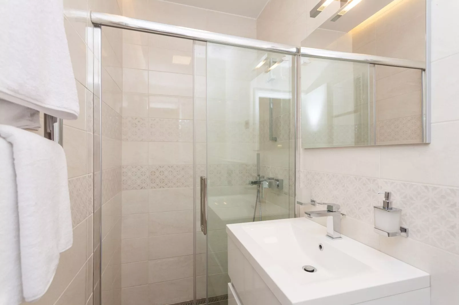 Apartments Villa Peragro - Standard Studio Apartment (CRVENI)-Bathroom