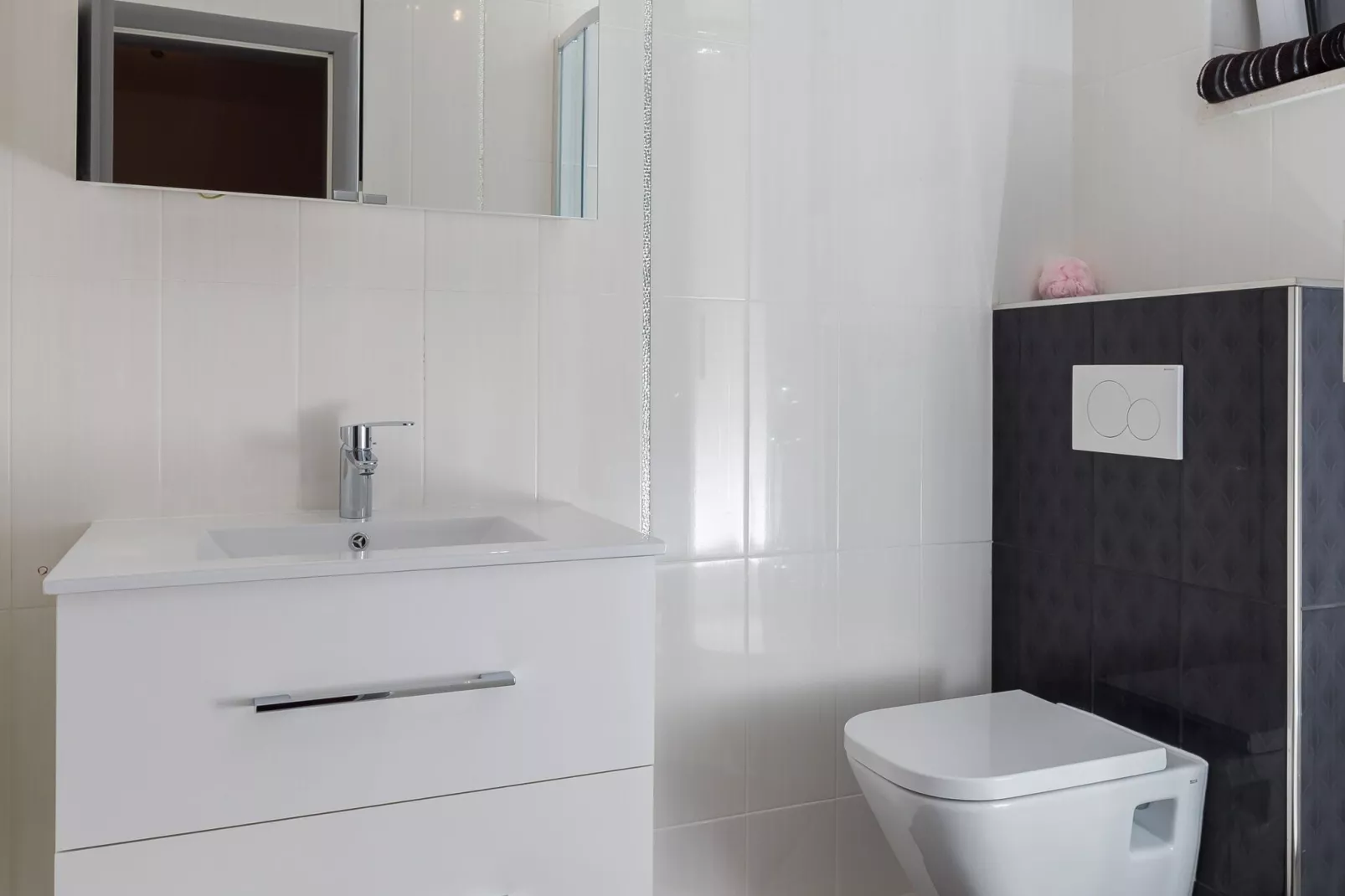Apartments Villa Enzian - Comfort Two Bedroom Apartment with Balcony and Sea View-Bathroom