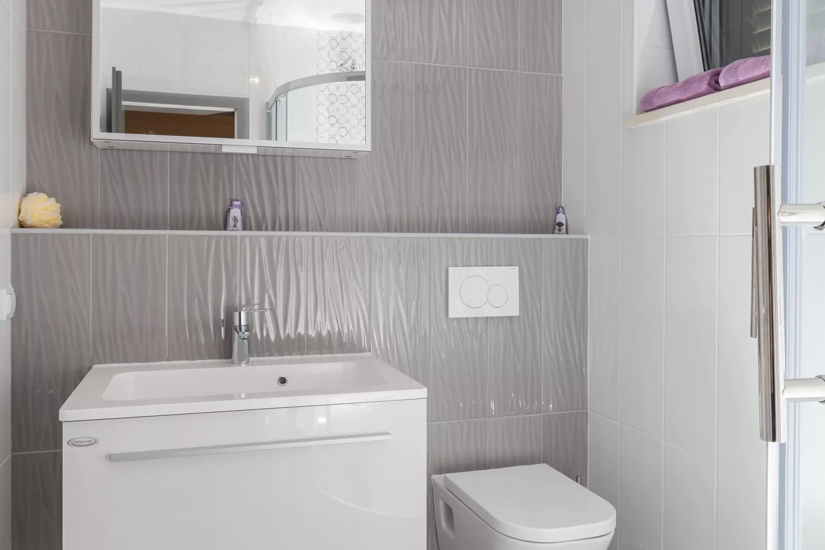 Apartments Villa Enzian - Comfort Two Bedroom Apartment with Balcony and Sea View-Bathroom