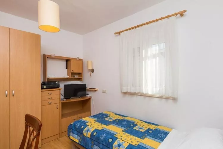 Apartment Jele - Two Bedroom Apartment with Balcony and Garden View-Bedroom