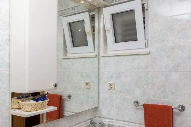 Apartment Jele - Two Bedroom Apartment with Balcony and Garden View-Bathroom