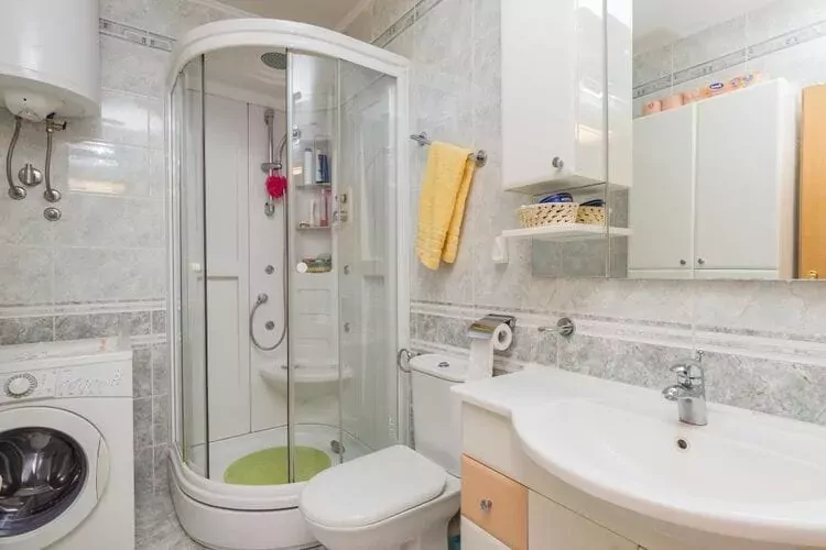 Apartment Jele - Two Bedroom Apartment with Balcony and Garden View-Bathroom