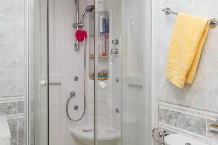 Apartment Jele - Two Bedroom Apartment with Balcony and Garden View-Bathroom