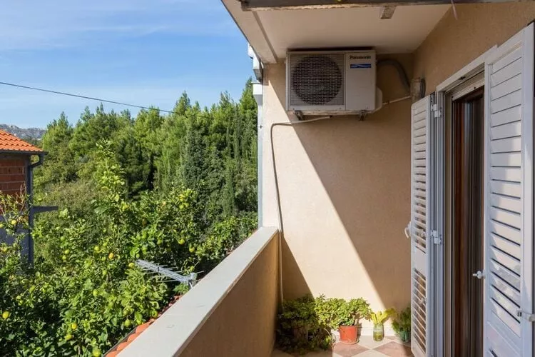Apartment Jele - Two Bedroom Apartment with Balcony and Garden View-Terrace balcony