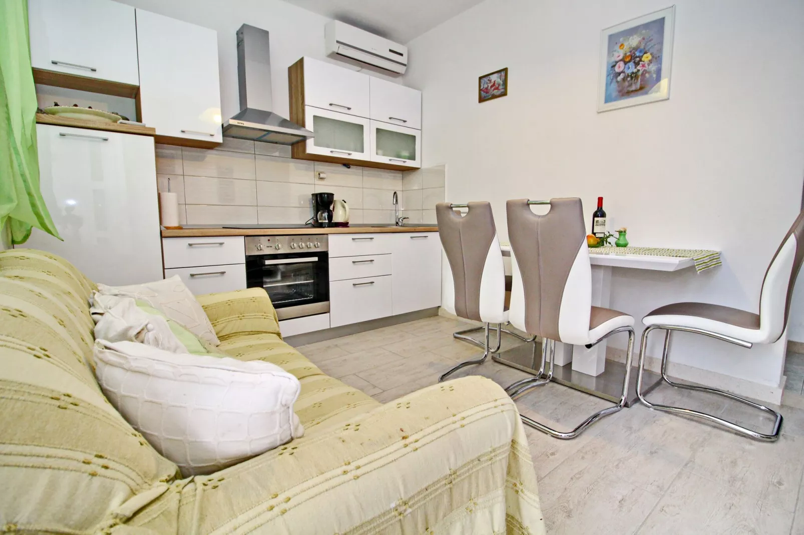 Green Garden House - Four Bedroom House with Private Pool-Salle à manger