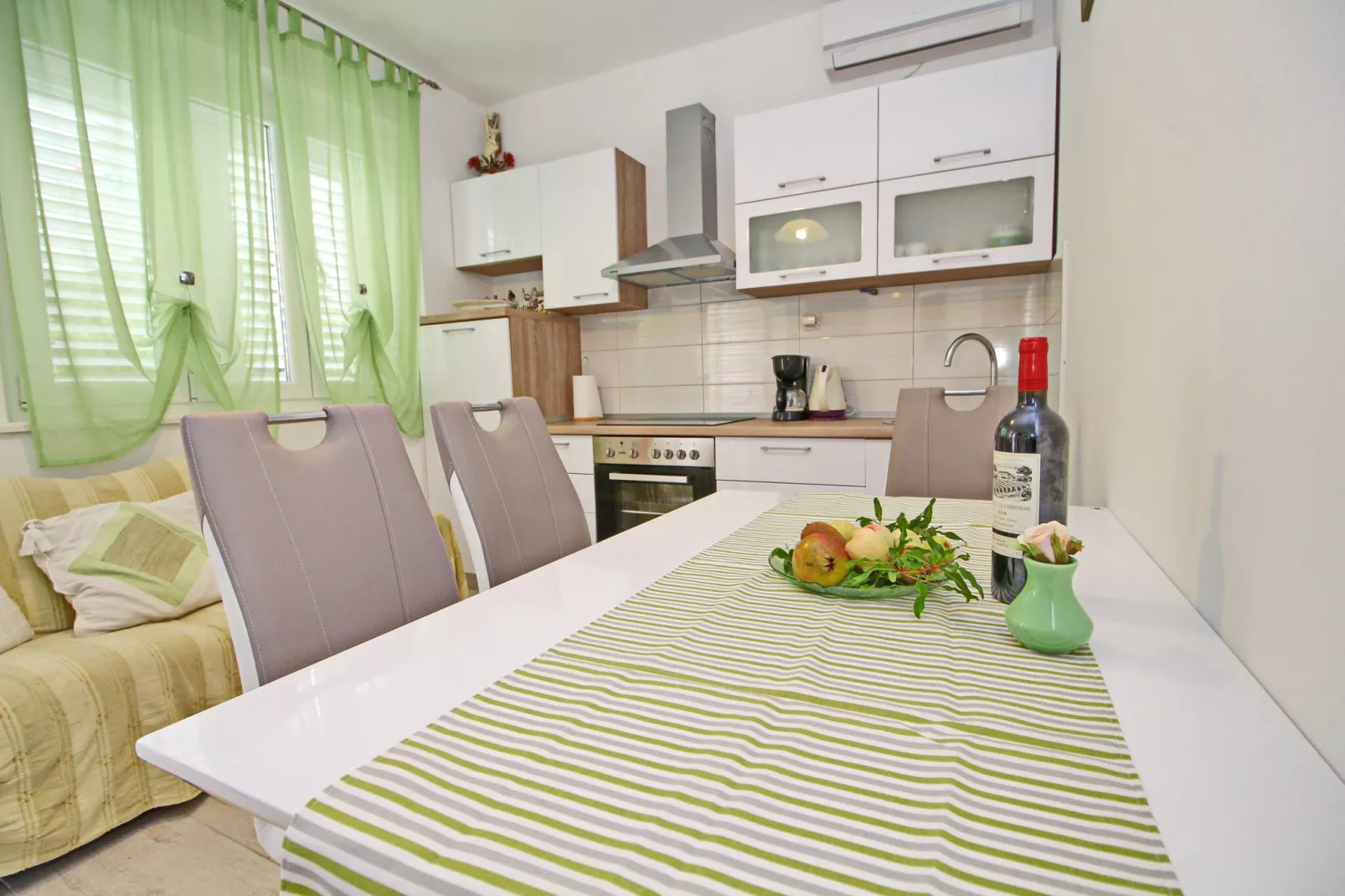 Green Garden House - Four Bedroom House with Private Pool-Salle à manger