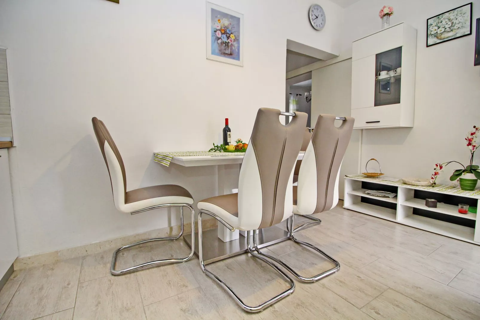 Green Garden House - Four Bedroom House with Private Pool-Salle à manger