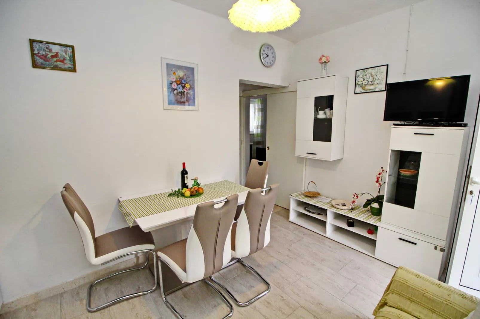 Green Garden House - Four Bedroom House with Private Pool-Salle à manger