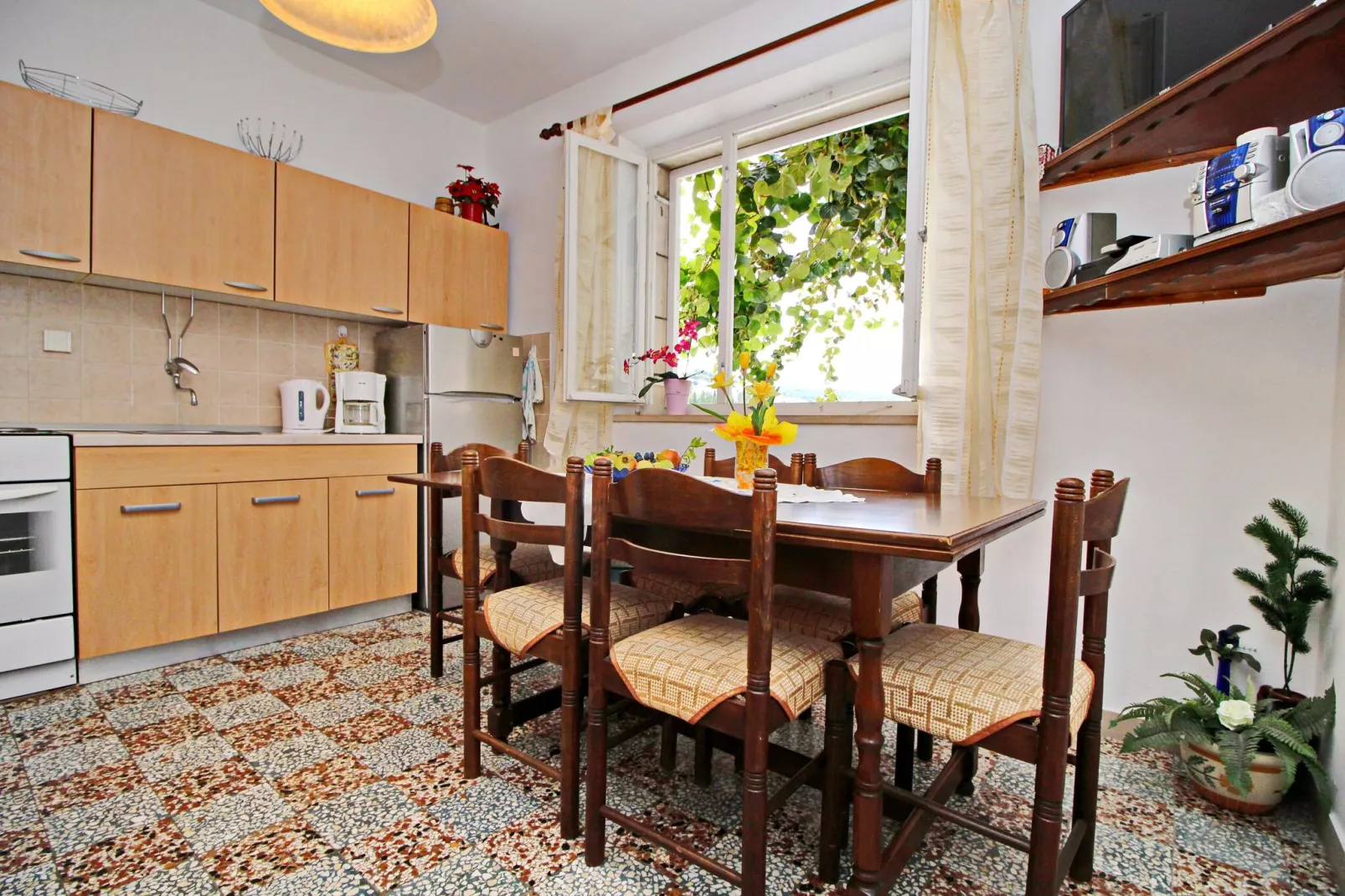 Green Garden House - Four Bedroom House with Private Pool-Salle à manger