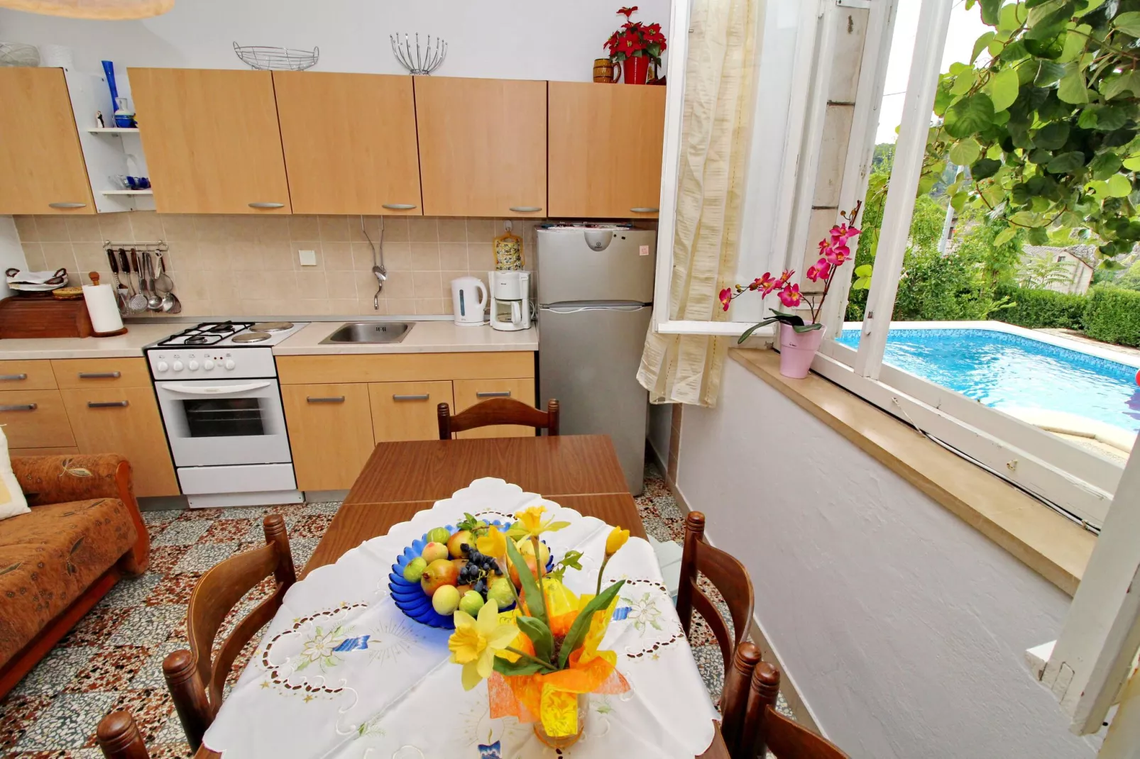 Green Garden House - Four Bedroom House with Private Pool-Cuisine