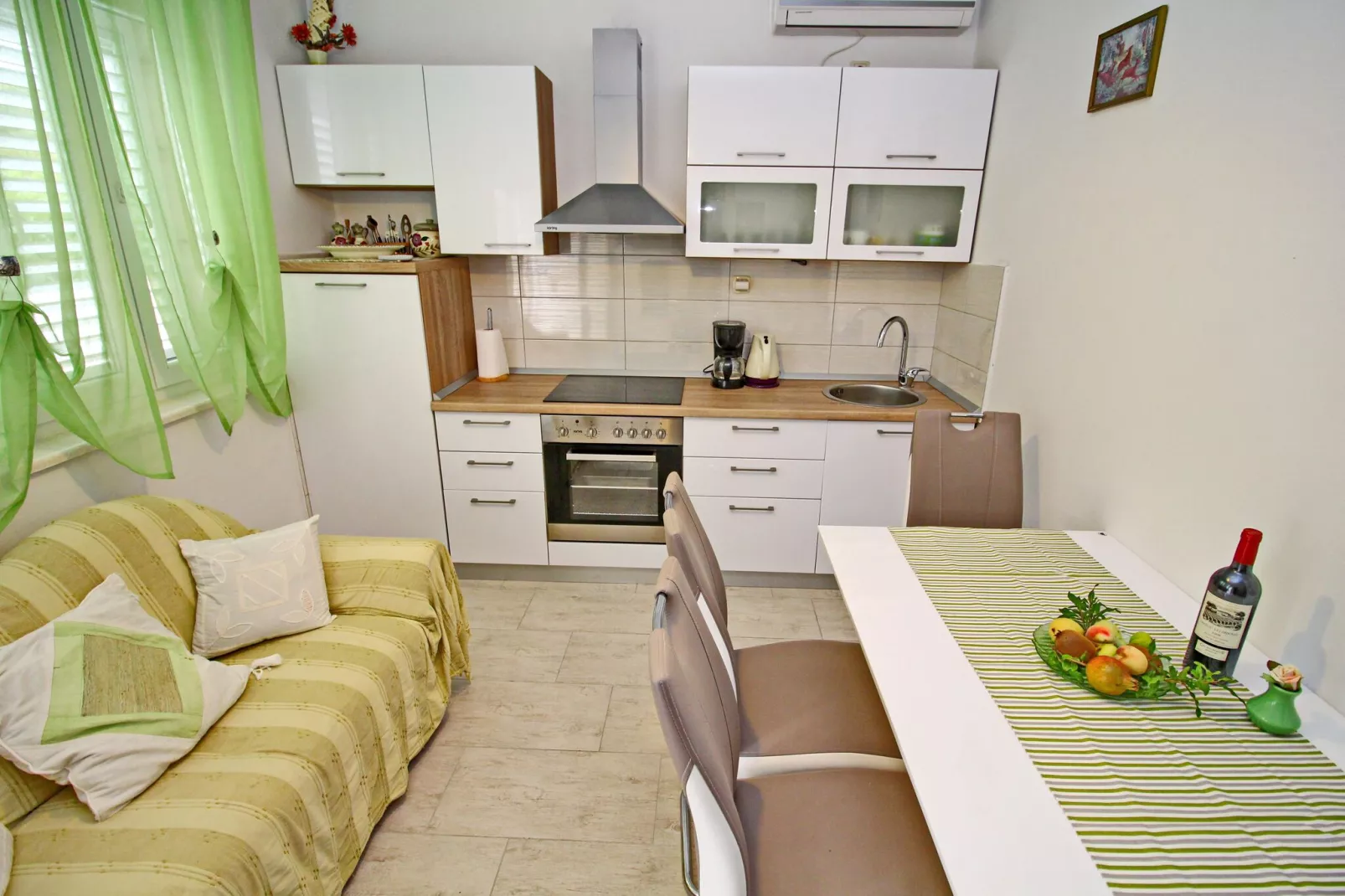 Green Garden House - Four Bedroom House with Private Pool-Cuisine