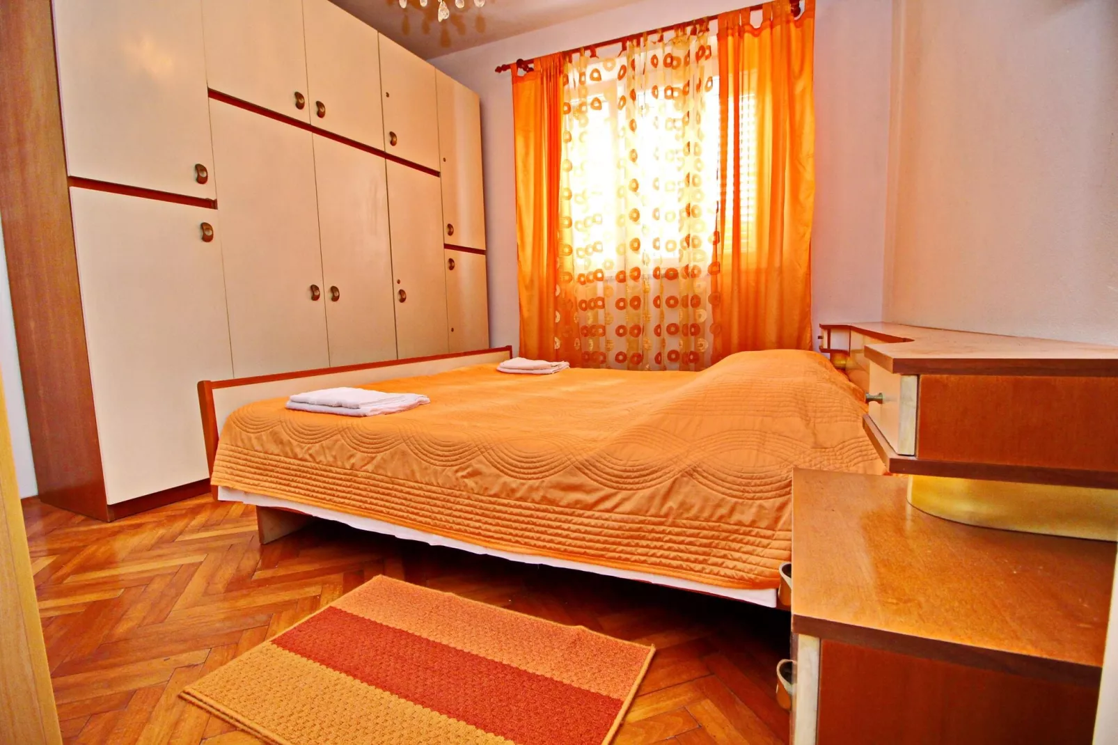 Green Garden House - Four Bedroom House with Private Pool-Chambre