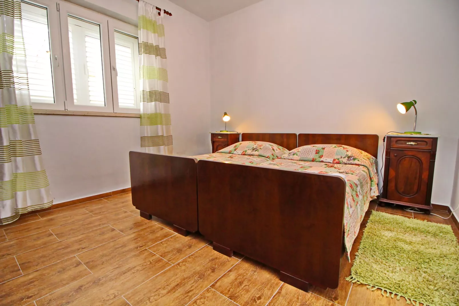 Green Garden House - Four Bedroom House with Private Pool-Chambre