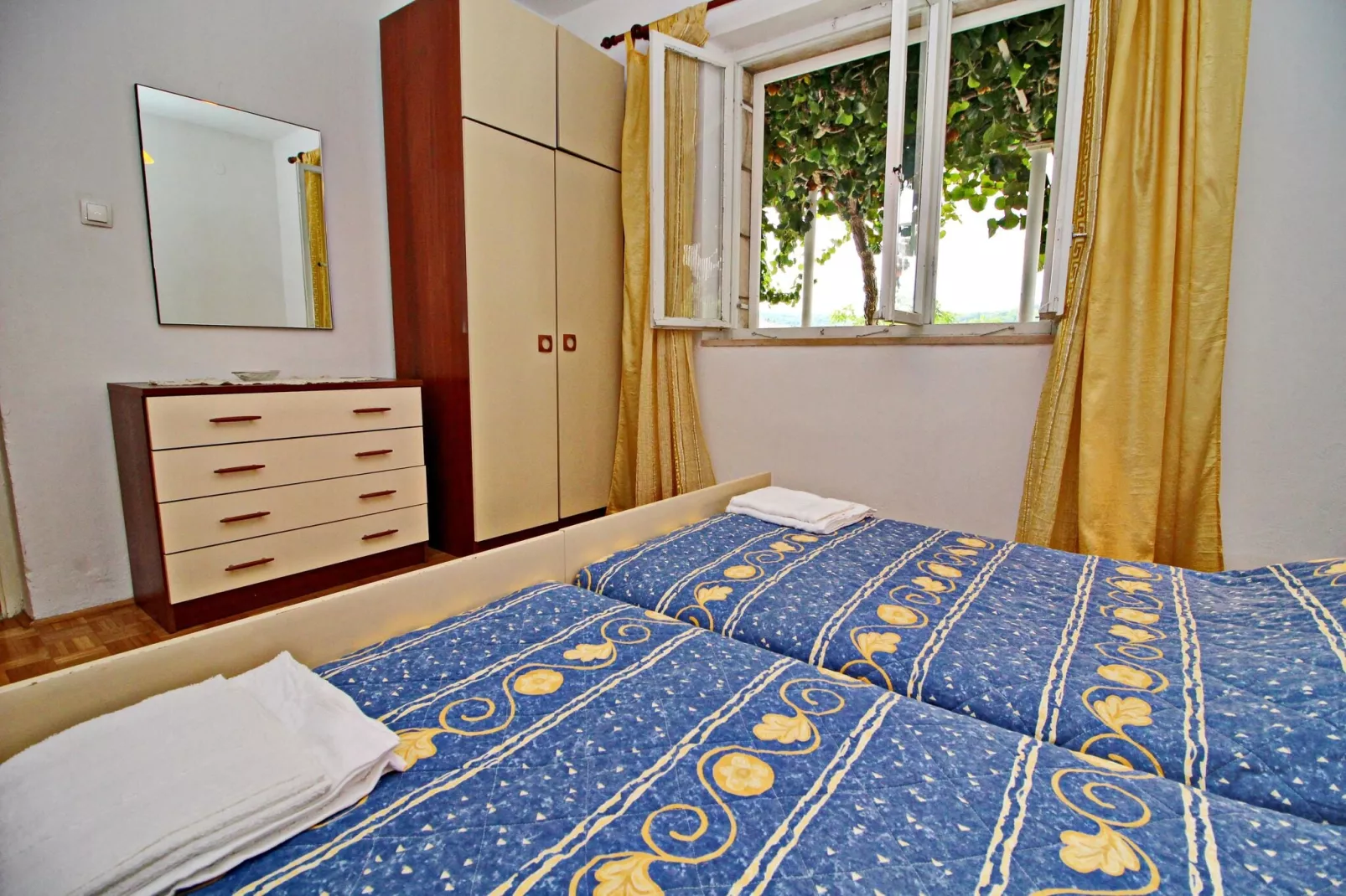 Green Garden House - Four Bedroom House with Private Pool-Chambre