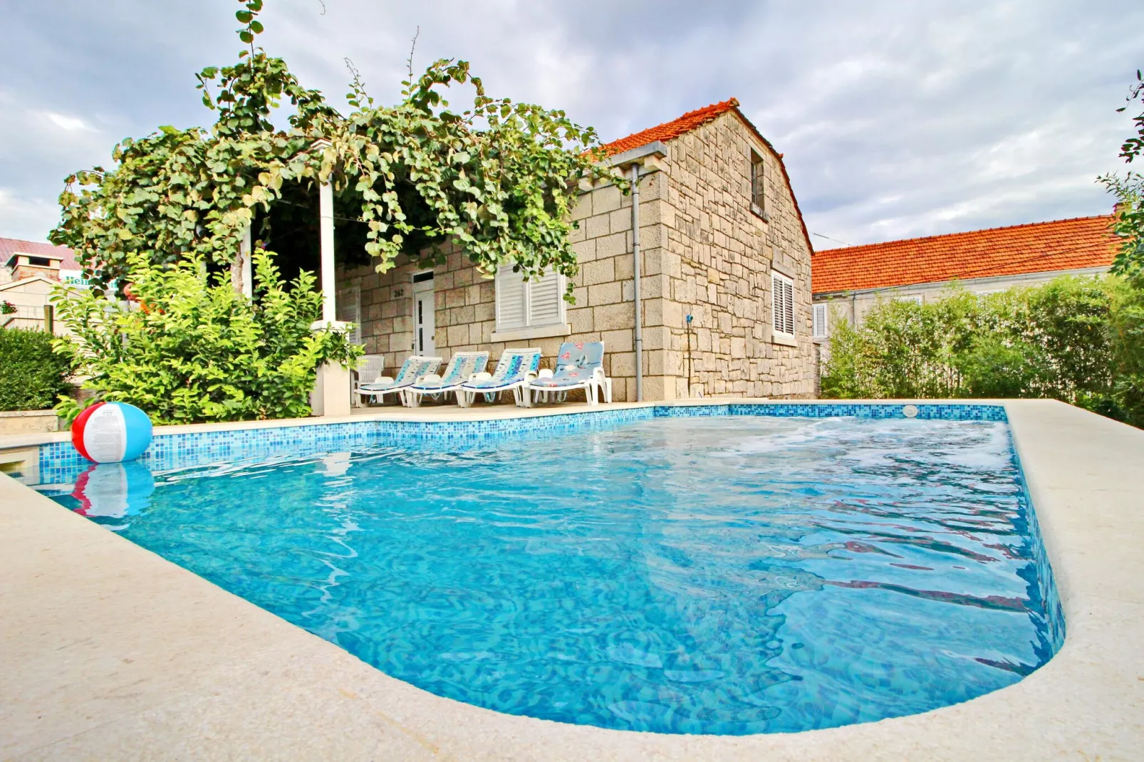 Green Garden House - Four Bedroom House with Private Pool-Piscine
