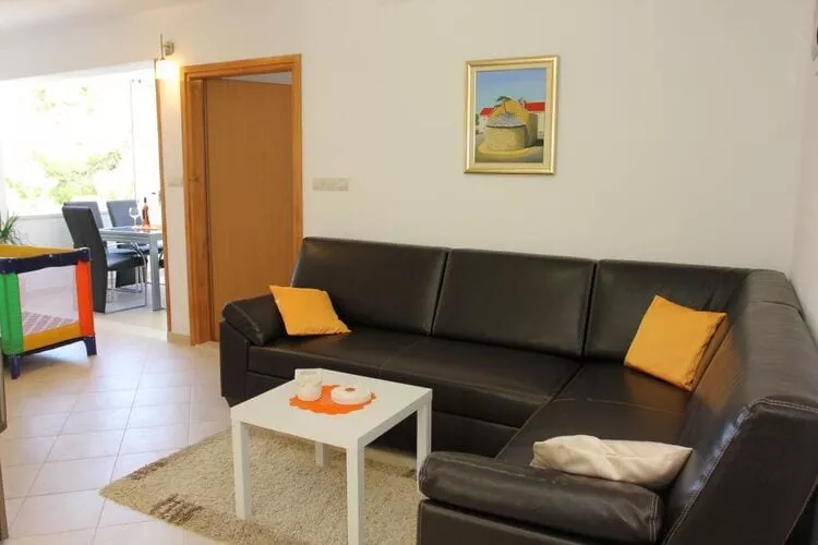 Holiday House Pine Tree - Three Bedroom Holiday Home with Pool-Living room