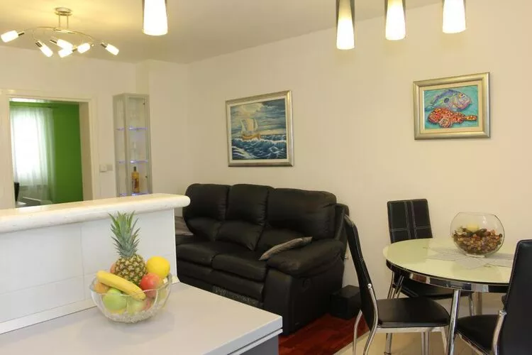 Holiday House Pine Tree - Three Bedroom Holiday Home with Pool-Living room