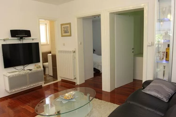 Holiday House Pine Tree - Three Bedroom Holiday Home with Pool-Living room