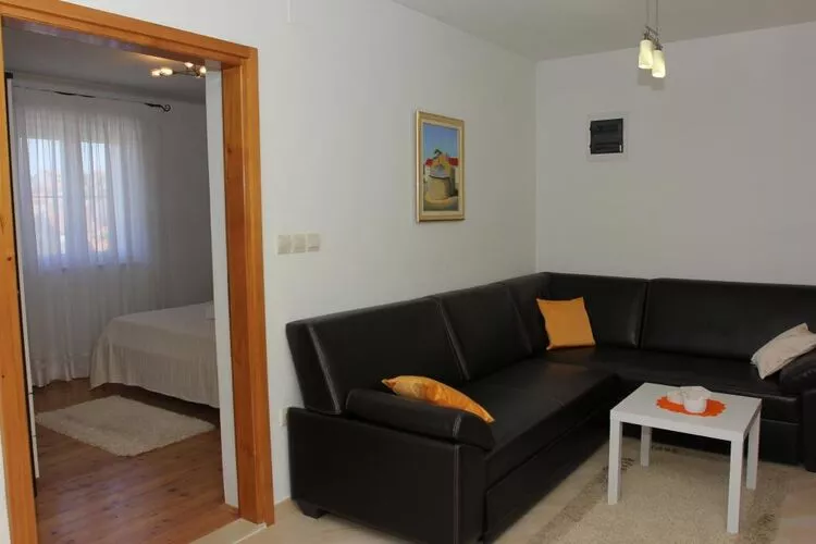 Holiday House Pine Tree - Three Bedroom Holiday Home with Pool-Living room