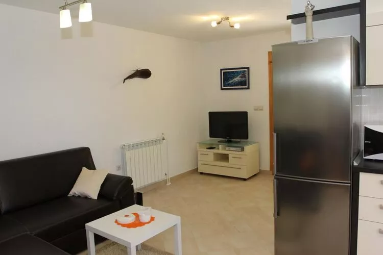 Holiday House Pine Tree - Three Bedroom Holiday Home with Pool-Living room