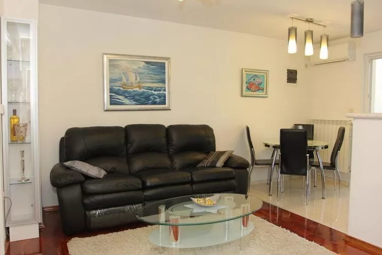 Holiday House Pine Tree - Three Bedroom Holiday Home with Pool-Living room