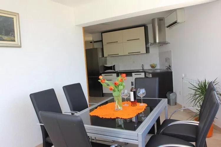 Holiday House Pine Tree - Three Bedroom Holiday Home with Pool-Dining room
