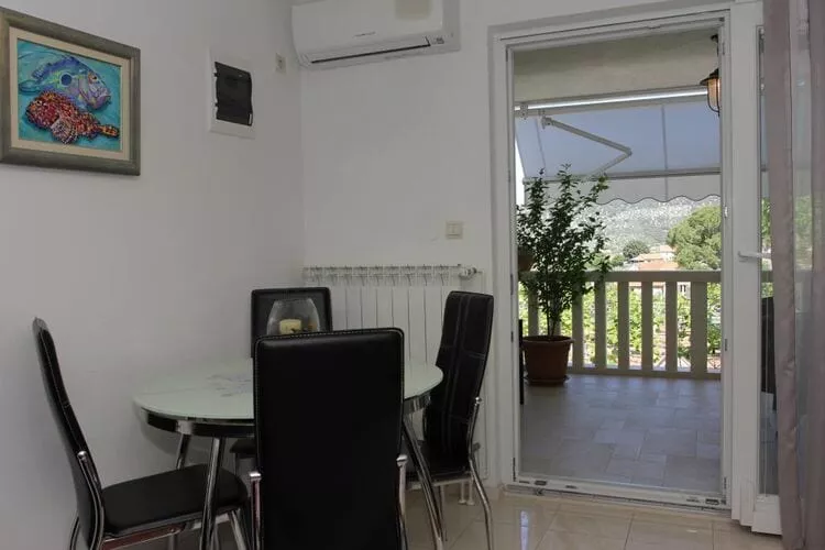 Holiday House Pine Tree - Three Bedroom Holiday Home with Pool-Dining room