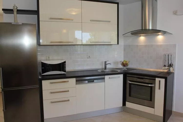 Holiday House Pine Tree - Three Bedroom Holiday Home with Pool-Kitchen