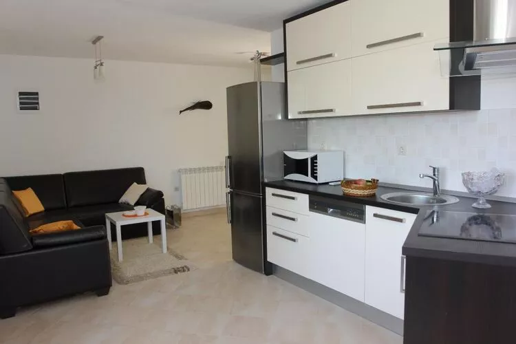 Holiday House Pine Tree - Three Bedroom Holiday Home with Pool-Kitchen