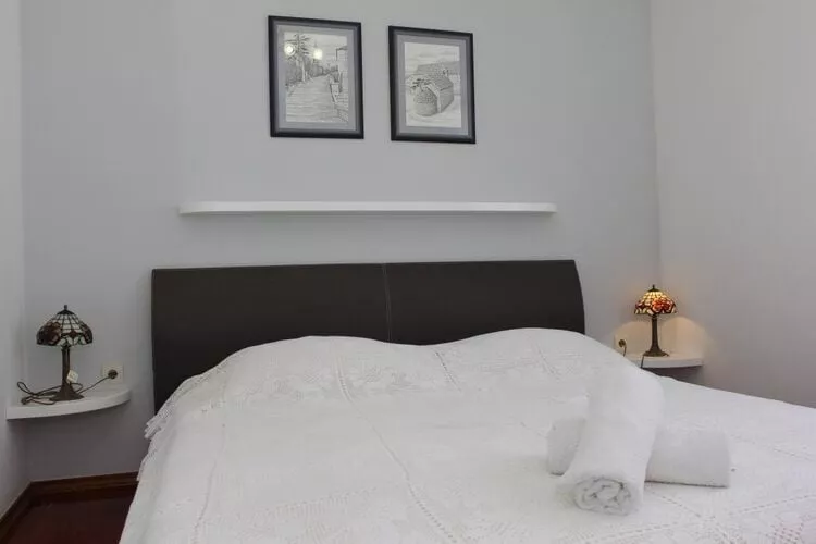 Holiday House Pine Tree - Three Bedroom Holiday Home with Pool-Bedroom