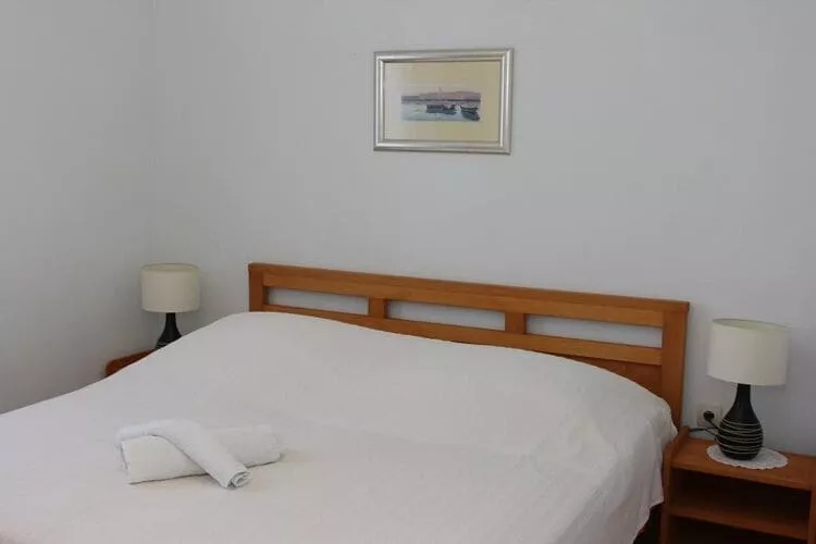 Holiday House Pine Tree - Three Bedroom Holiday Home with Pool-Bedroom