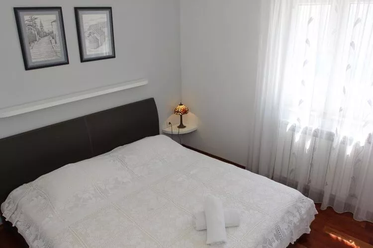 Holiday House Pine Tree - Three Bedroom Holiday Home with Pool-Bedroom