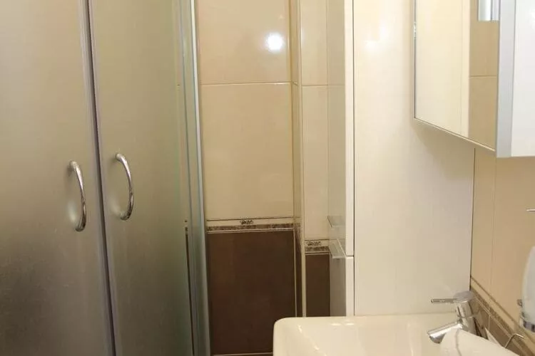 Holiday House Pine Tree - Three Bedroom Holiday Home with Pool-Bathroom