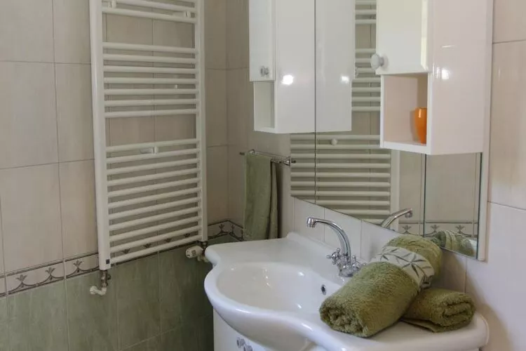 Holiday House Pine Tree - Three Bedroom Holiday Home with Pool-Bathroom