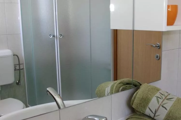 Holiday House Pine Tree - Three Bedroom Holiday Home with Pool-Bathroom