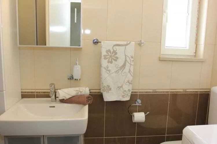 Holiday House Pine Tree - Three Bedroom Holiday Home with Pool-Bathroom