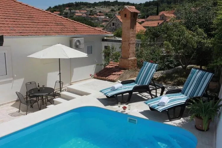 Holiday House Pine Tree - Three Bedroom Holiday Home with Pool-Pool