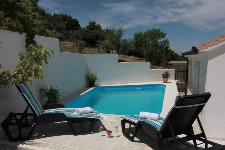 Holiday House Pine Tree - Three Bedroom Holiday Home with Pool-Pool