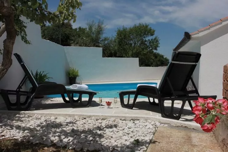 Holiday House Pine Tree - Three Bedroom Holiday Home with Pool-Pool