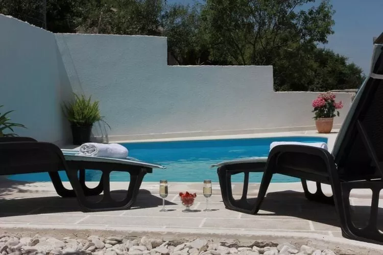 Holiday House Pine Tree - Three Bedroom Holiday Home with Pool-Pool