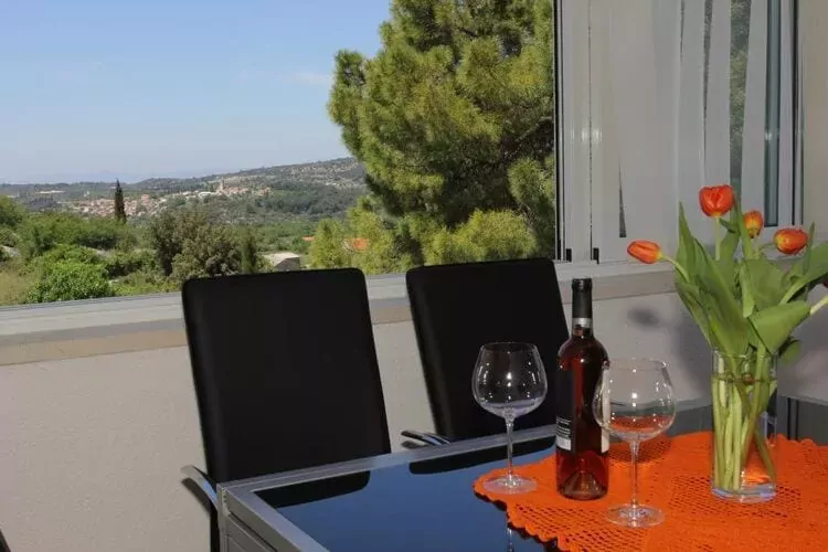 Holiday House Pine Tree - Three Bedroom Holiday Home with Pool-Terrace