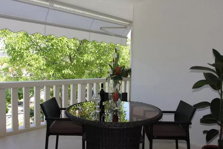 Holiday House Pine Tree - Three Bedroom Holiday Home with Pool-Terrace