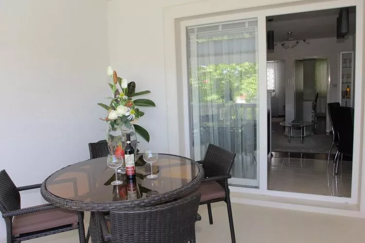 Holiday House Pine Tree - Three Bedroom Holiday Home with Pool-Terrace