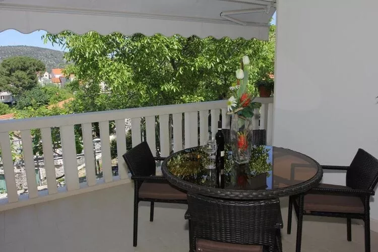 Holiday House Pine Tree - Three Bedroom Holiday Home with Pool-Terrace